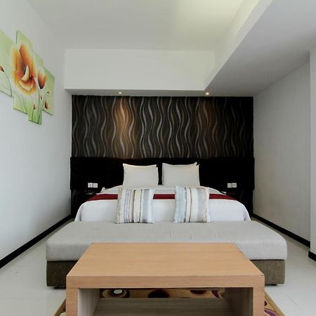 The Sun Hotel Madiun Extérieur photo