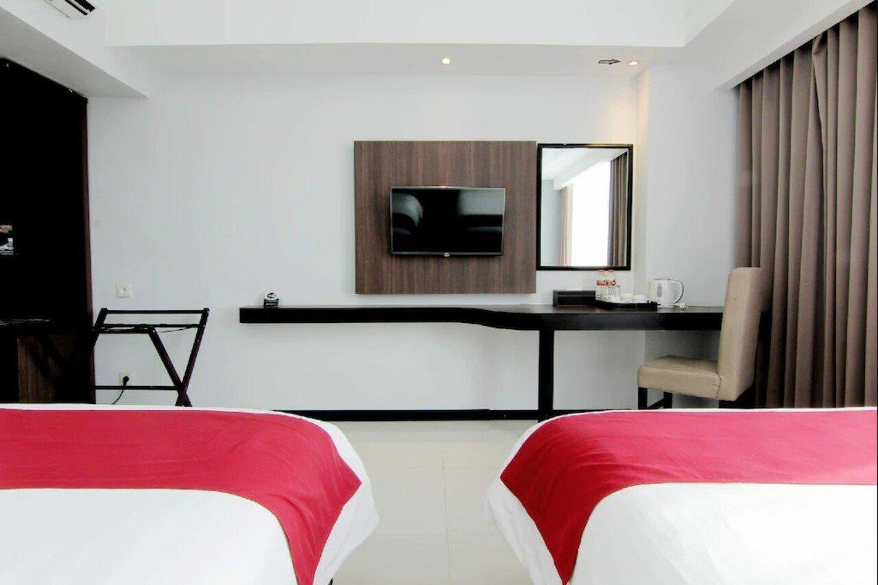 The Sun Hotel Madiun Extérieur photo
