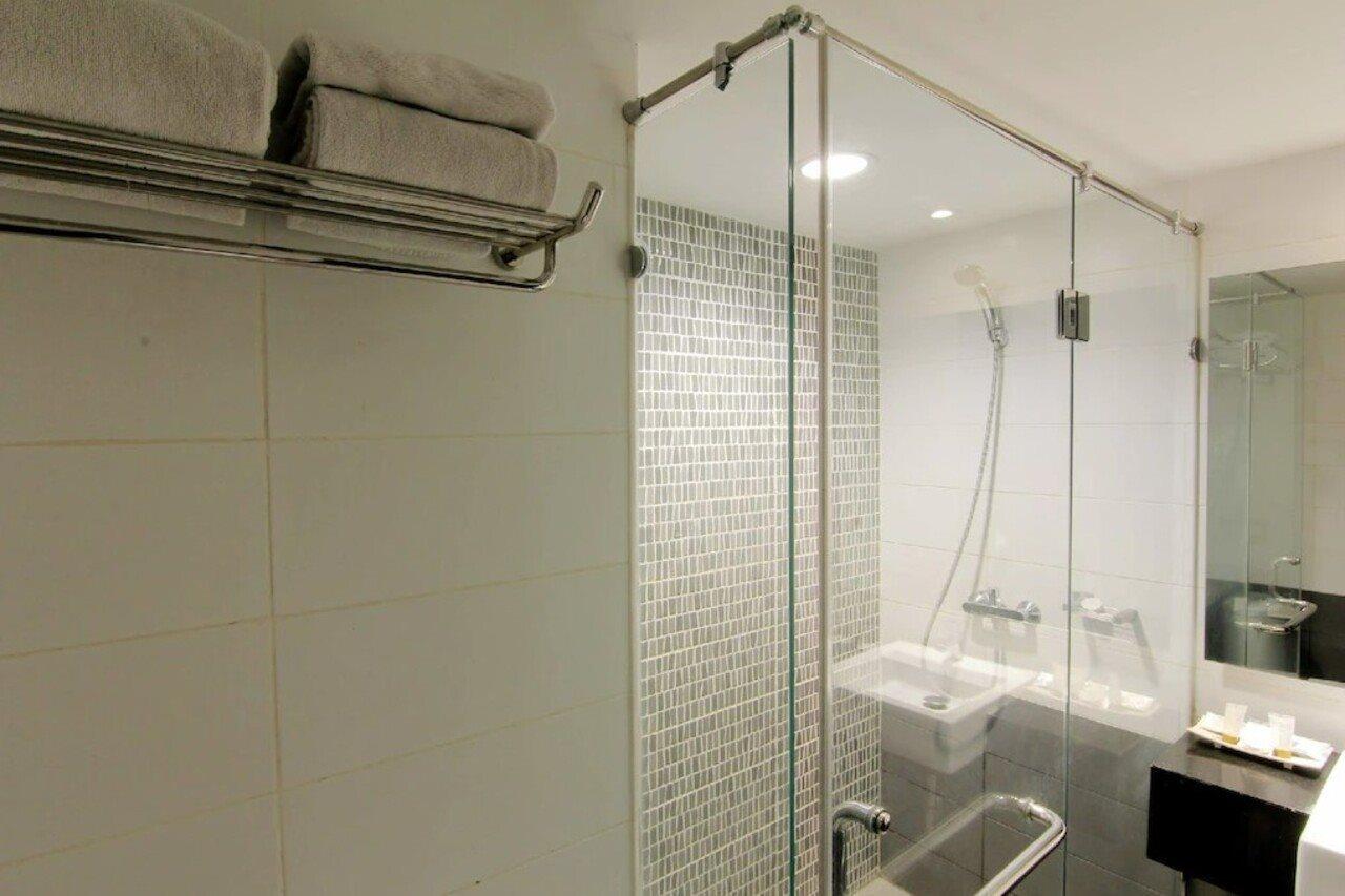 The Sun Hotel Madiun Extérieur photo