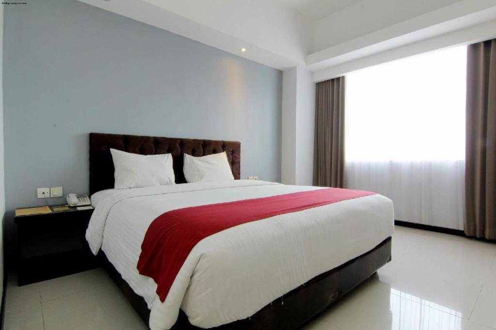 The Sun Hotel Madiun Extérieur photo