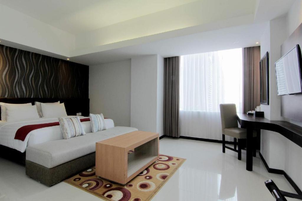 The Sun Hotel Madiun Extérieur photo