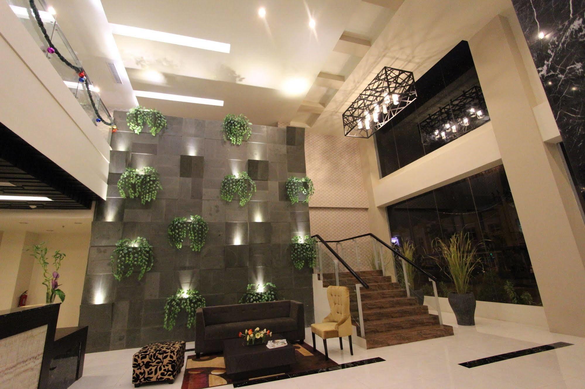 The Sun Hotel Madiun Extérieur photo