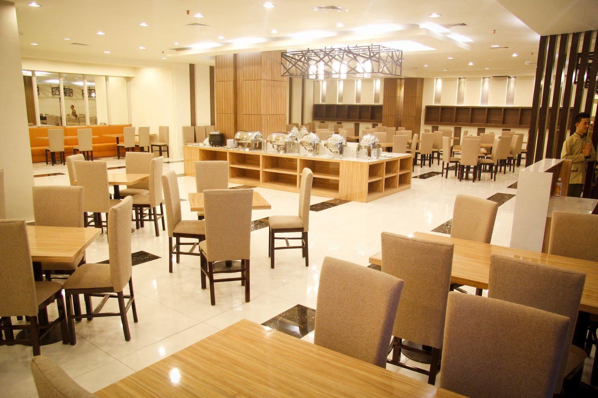 The Sun Hotel Madiun Extérieur photo