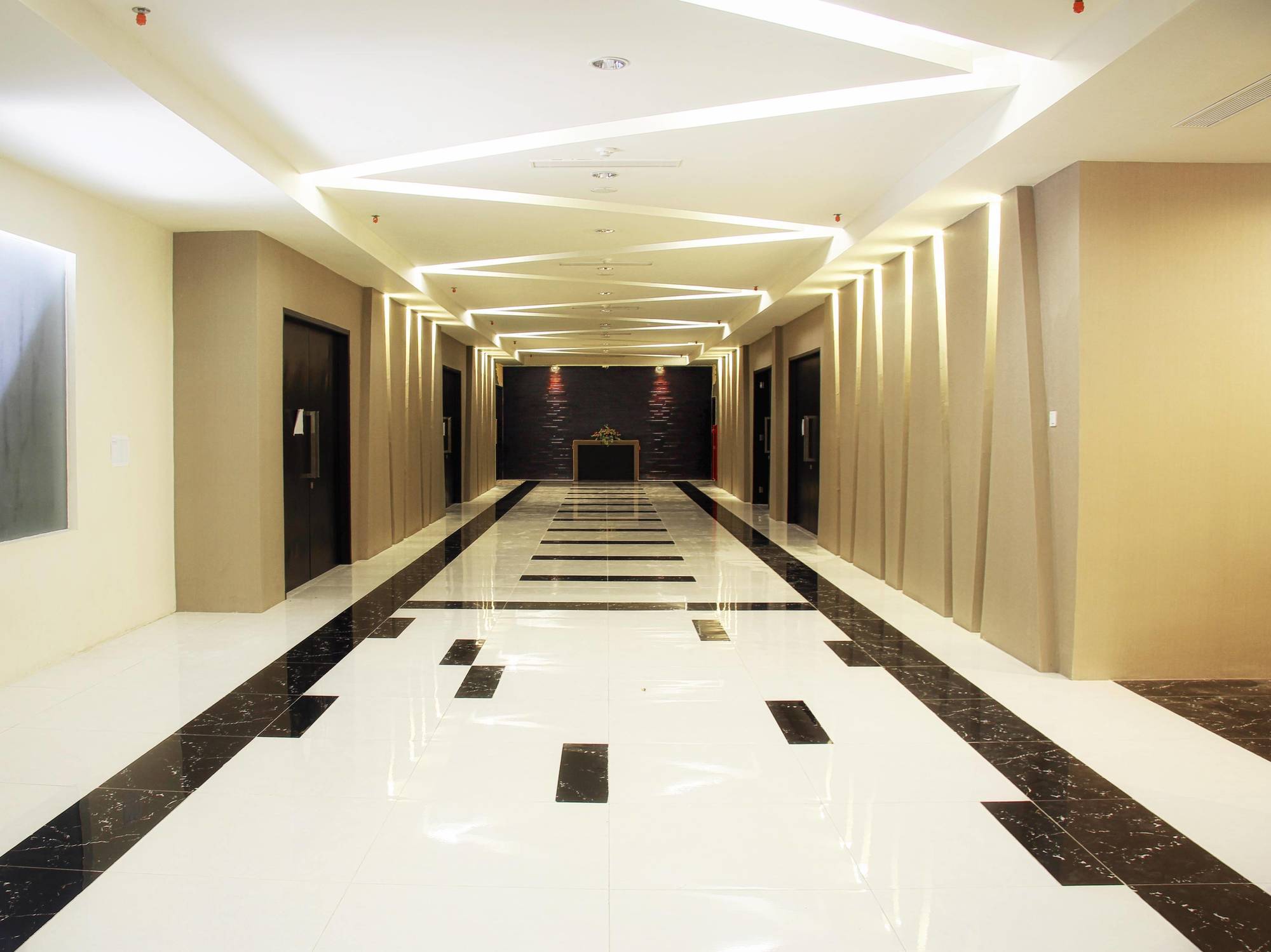 The Sun Hotel Madiun Extérieur photo