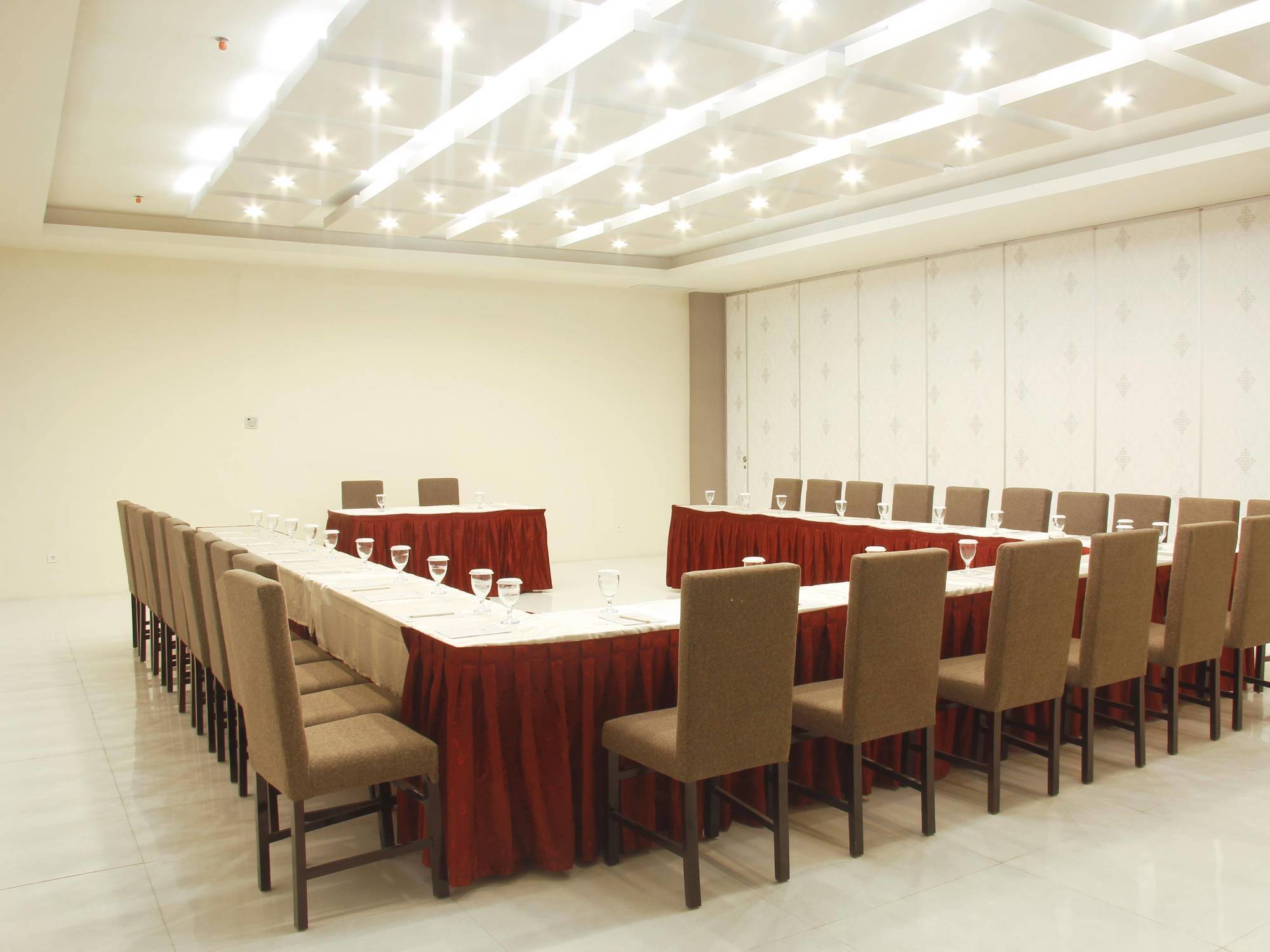 The Sun Hotel Madiun Extérieur photo