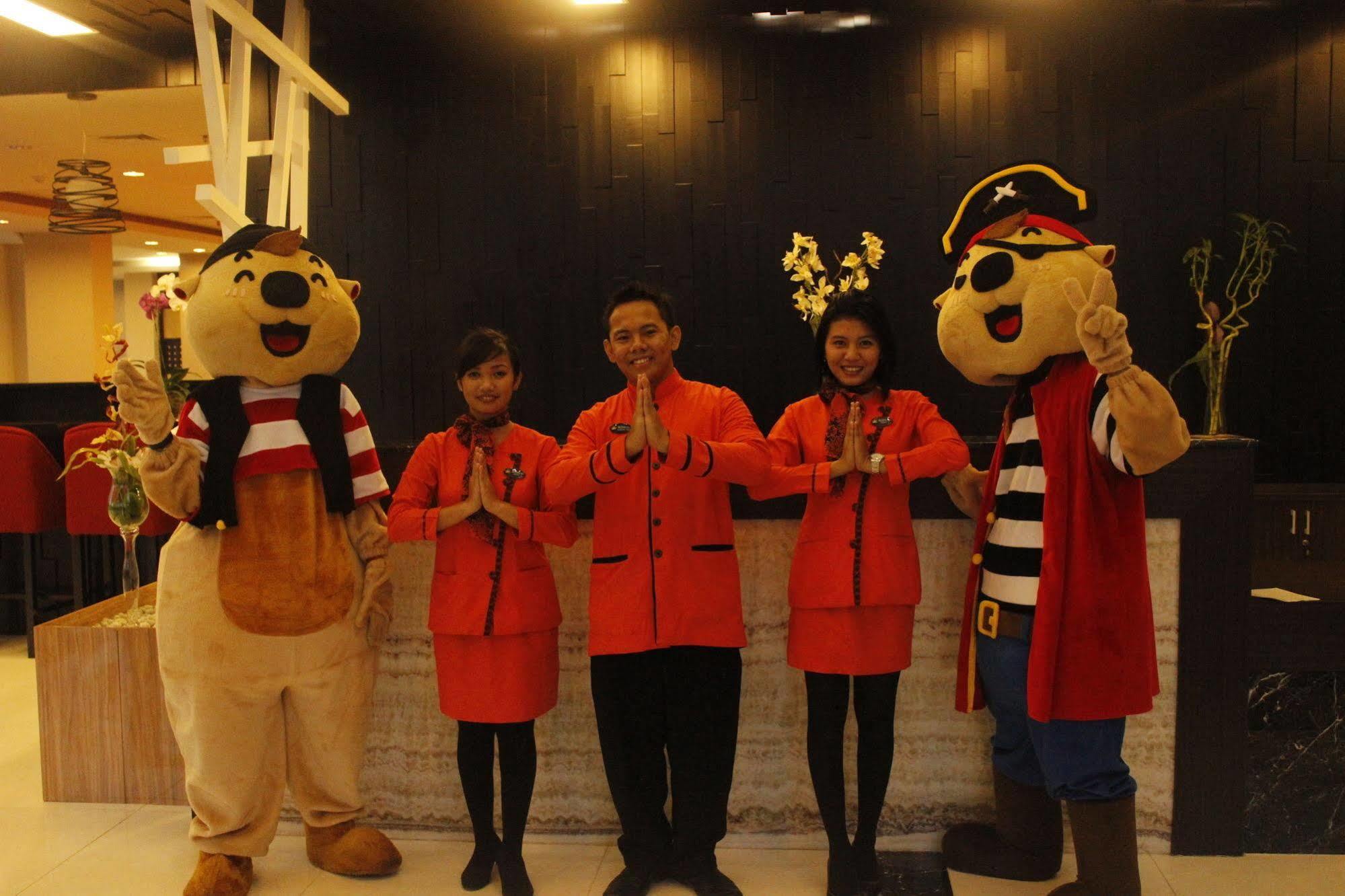 The Sun Hotel Madiun Extérieur photo