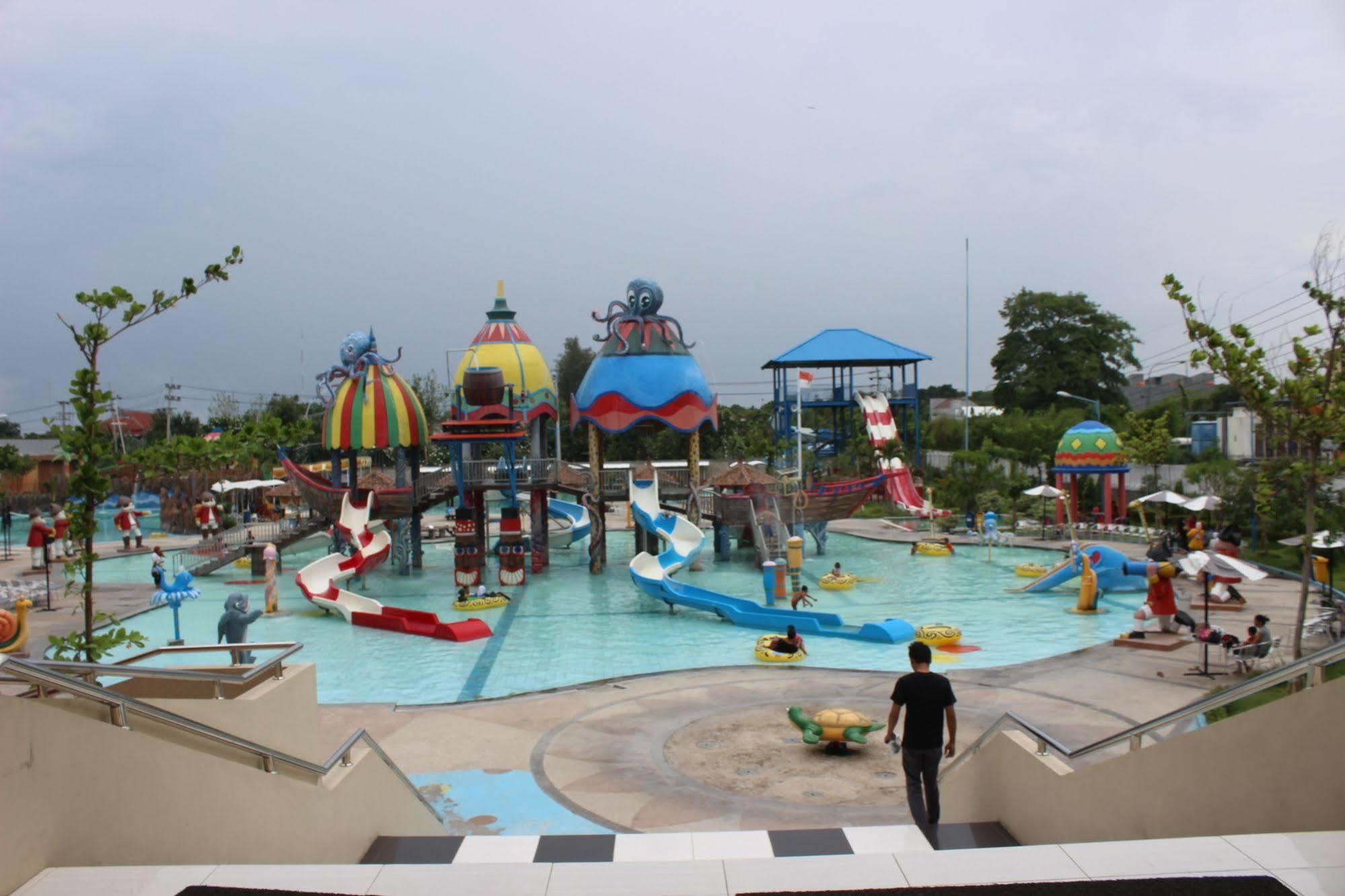 The Sun Hotel Madiun Extérieur photo