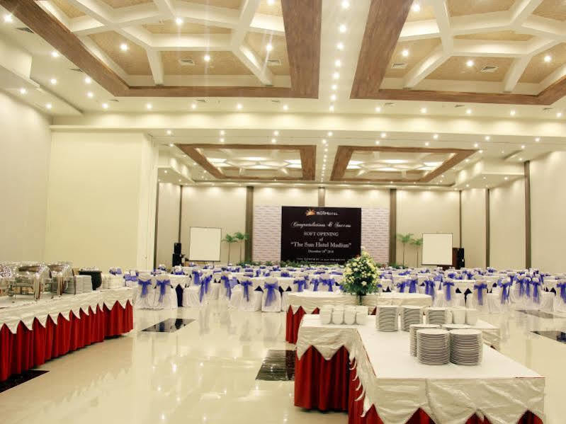 The Sun Hotel Madiun Extérieur photo