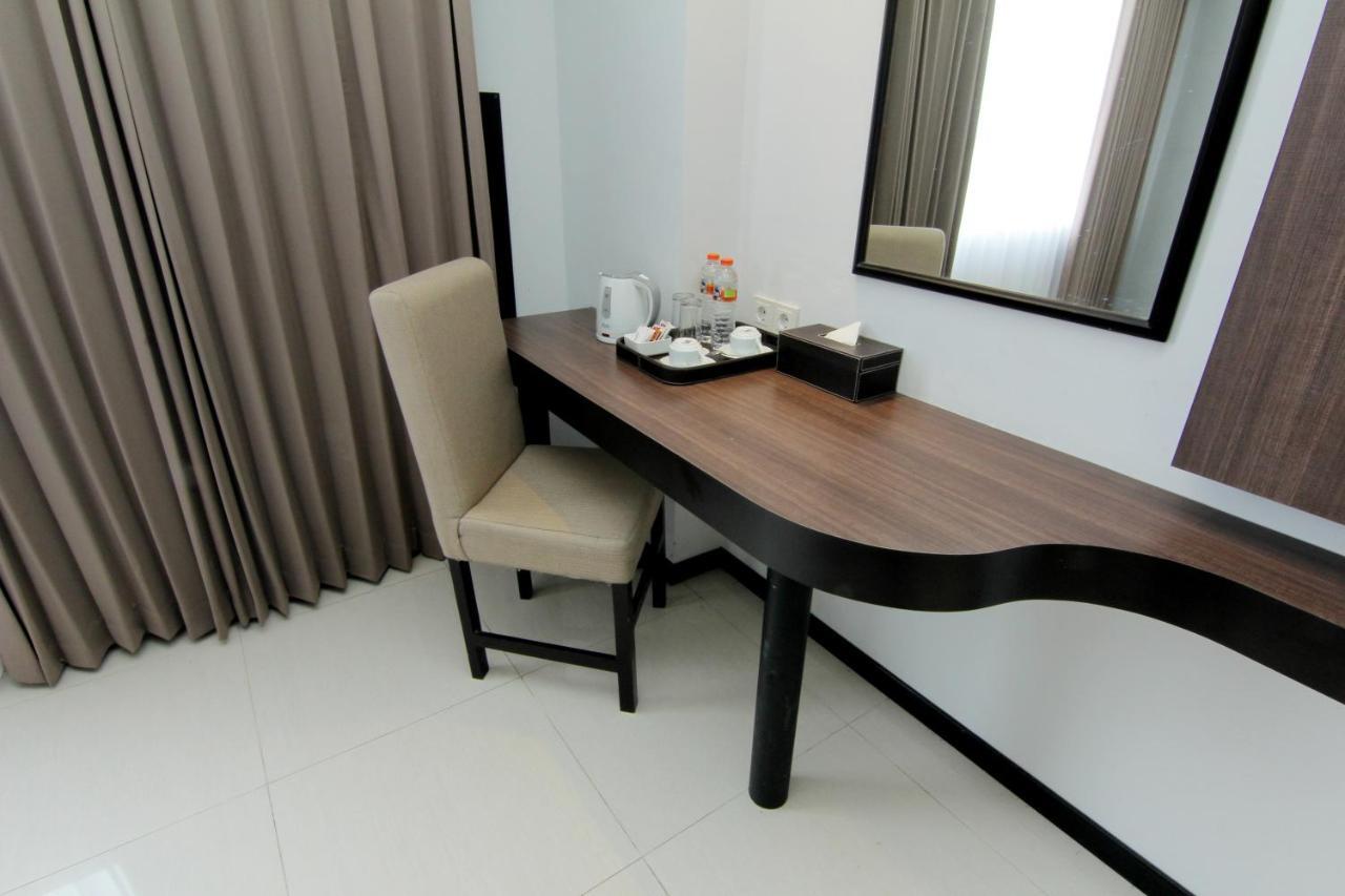 The Sun Hotel Madiun Extérieur photo