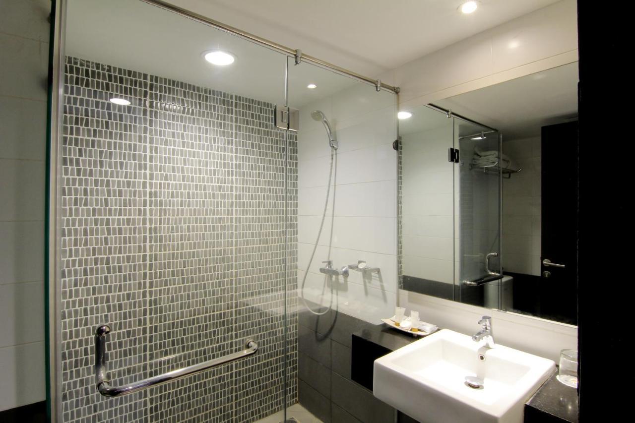 The Sun Hotel Madiun Extérieur photo