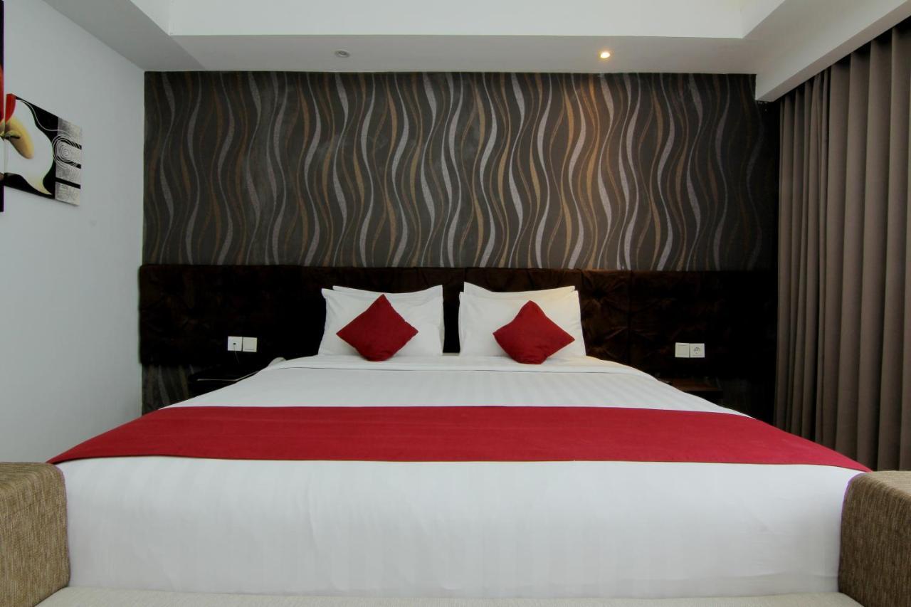 The Sun Hotel Madiun Extérieur photo