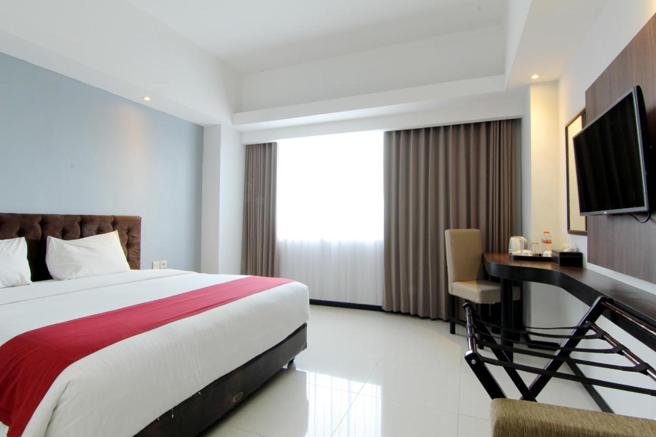 The Sun Hotel Madiun Extérieur photo