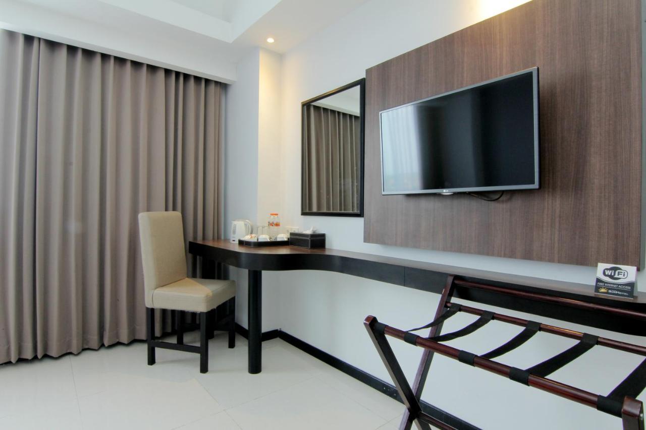 The Sun Hotel Madiun Extérieur photo