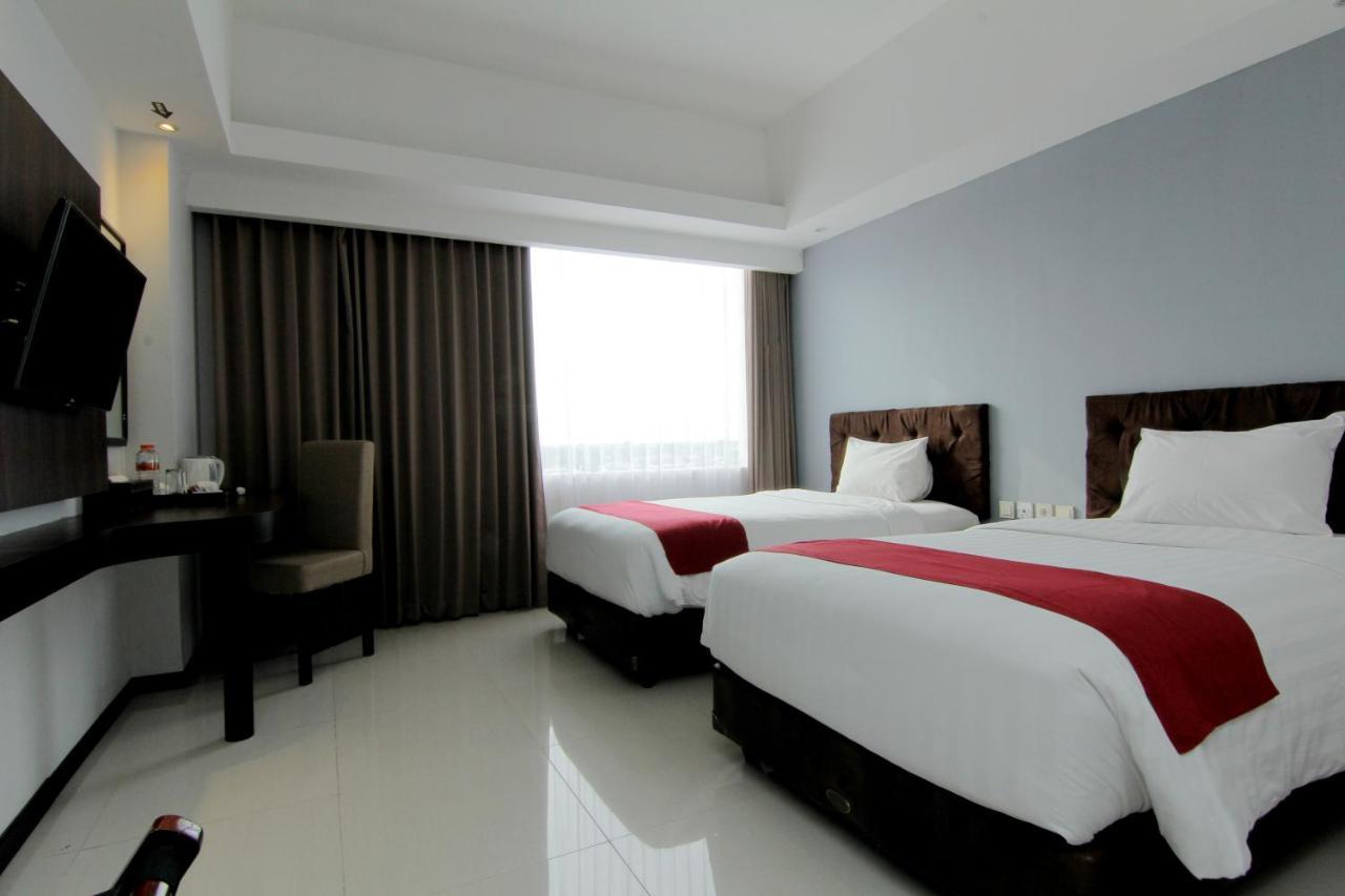 The Sun Hotel Madiun Extérieur photo