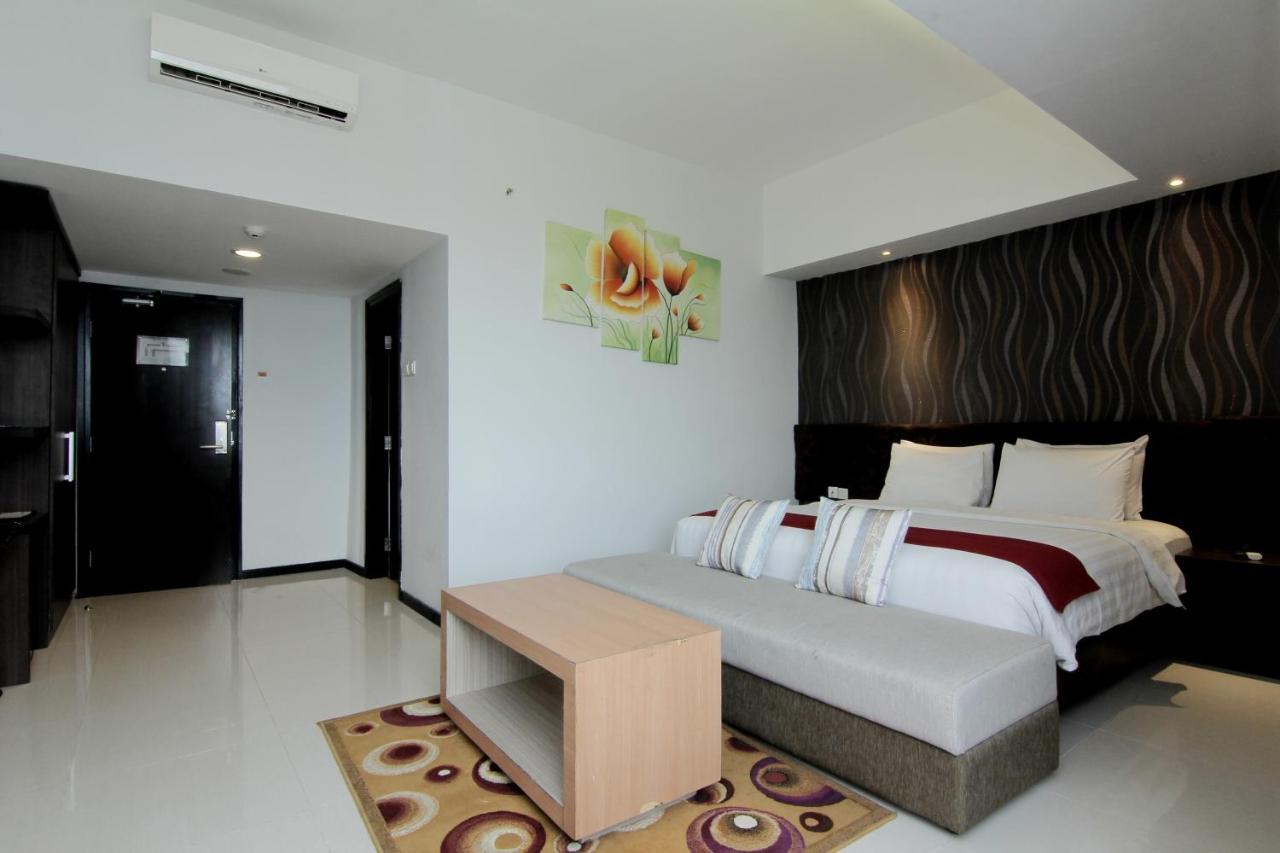 The Sun Hotel Madiun Extérieur photo