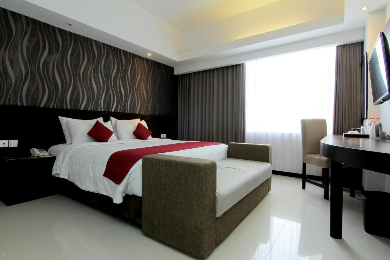 The Sun Hotel Madiun Extérieur photo