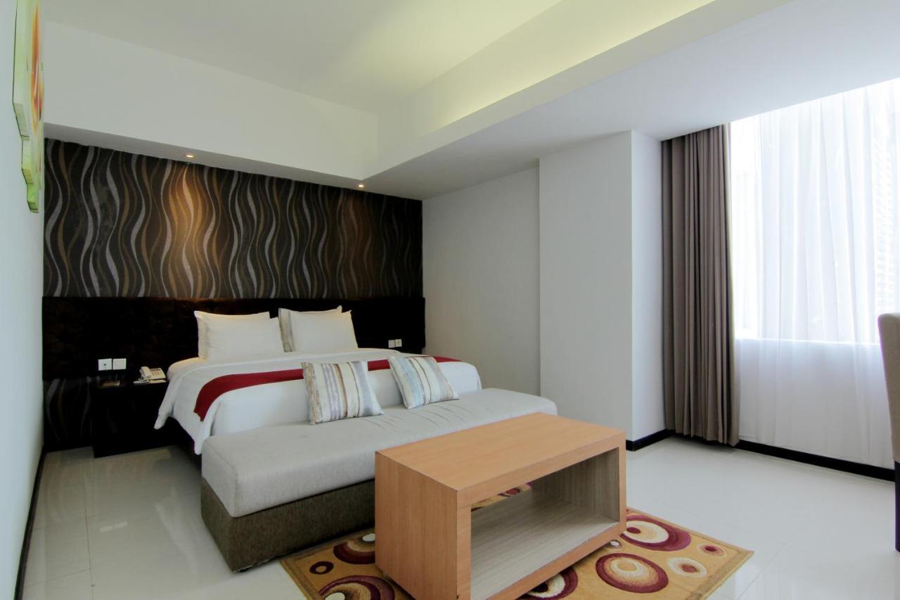The Sun Hotel Madiun Extérieur photo