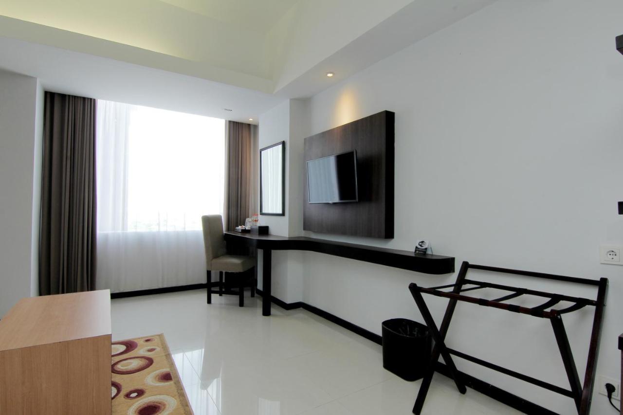 The Sun Hotel Madiun Extérieur photo