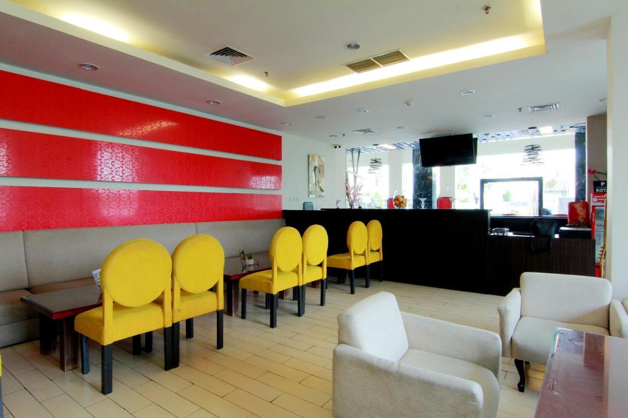 The Sun Hotel Madiun Extérieur photo