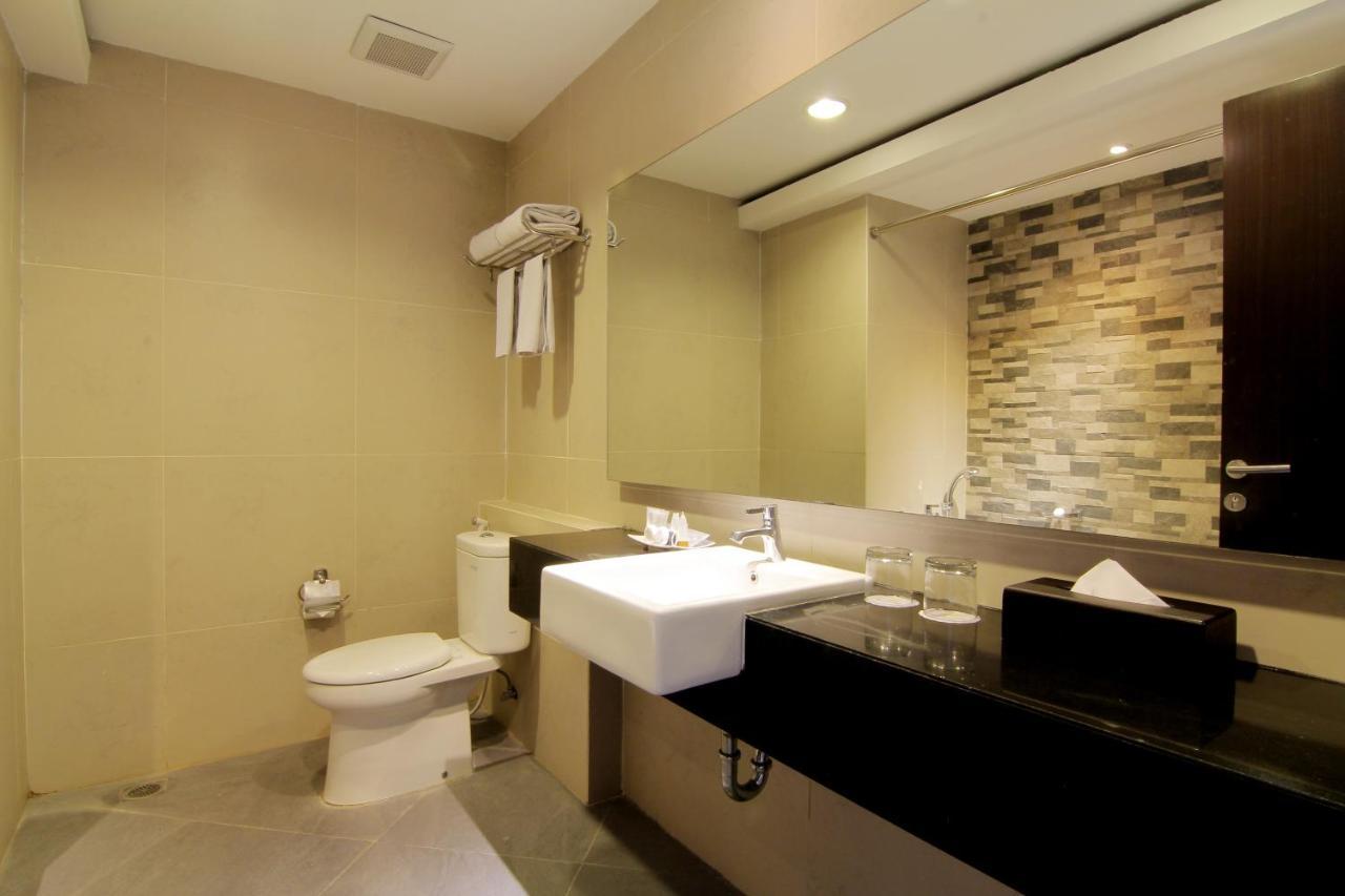 The Sun Hotel Madiun Extérieur photo