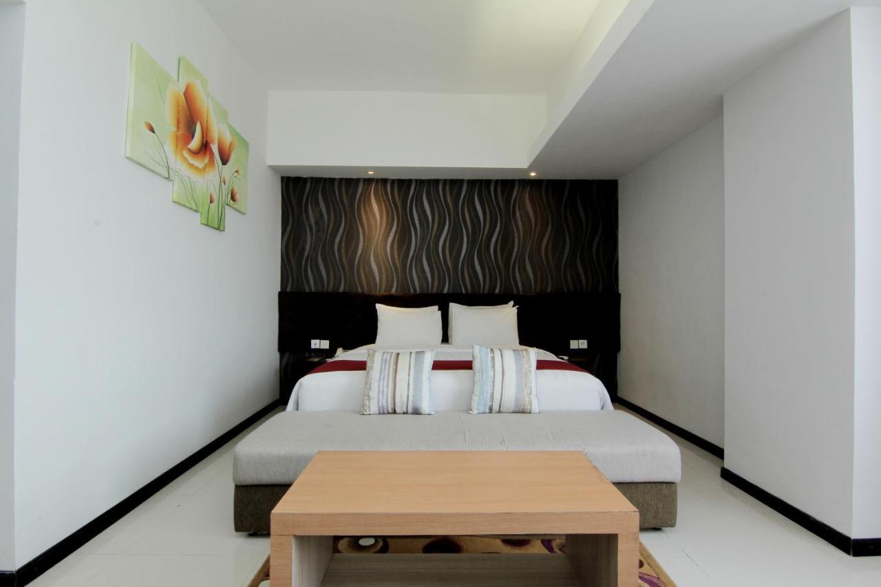 The Sun Hotel Madiun Extérieur photo