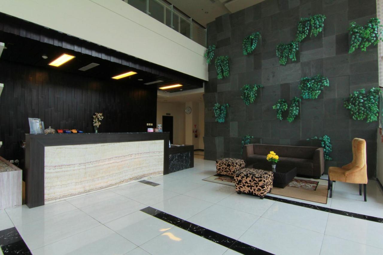 The Sun Hotel Madiun Extérieur photo