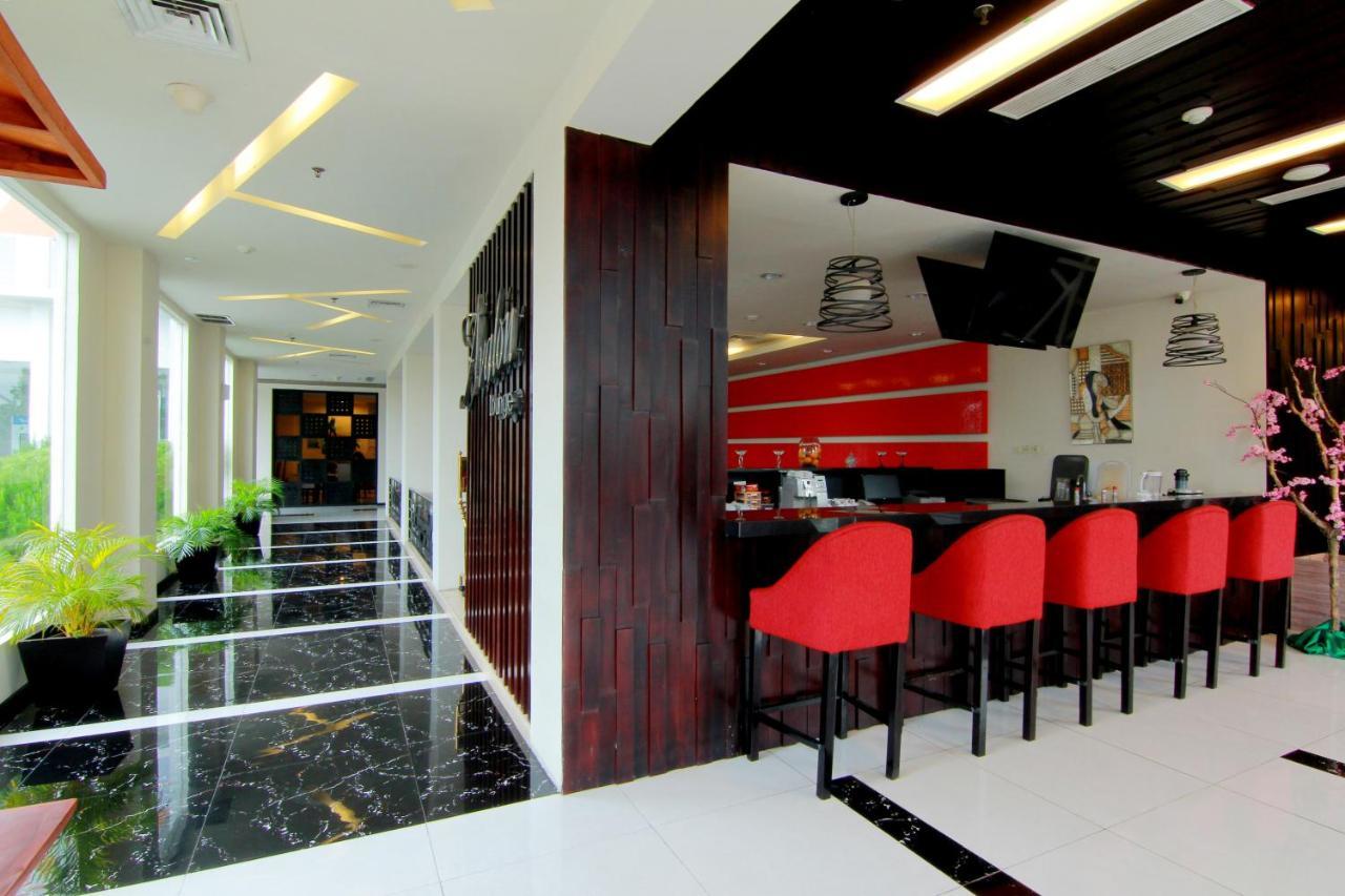 The Sun Hotel Madiun Extérieur photo