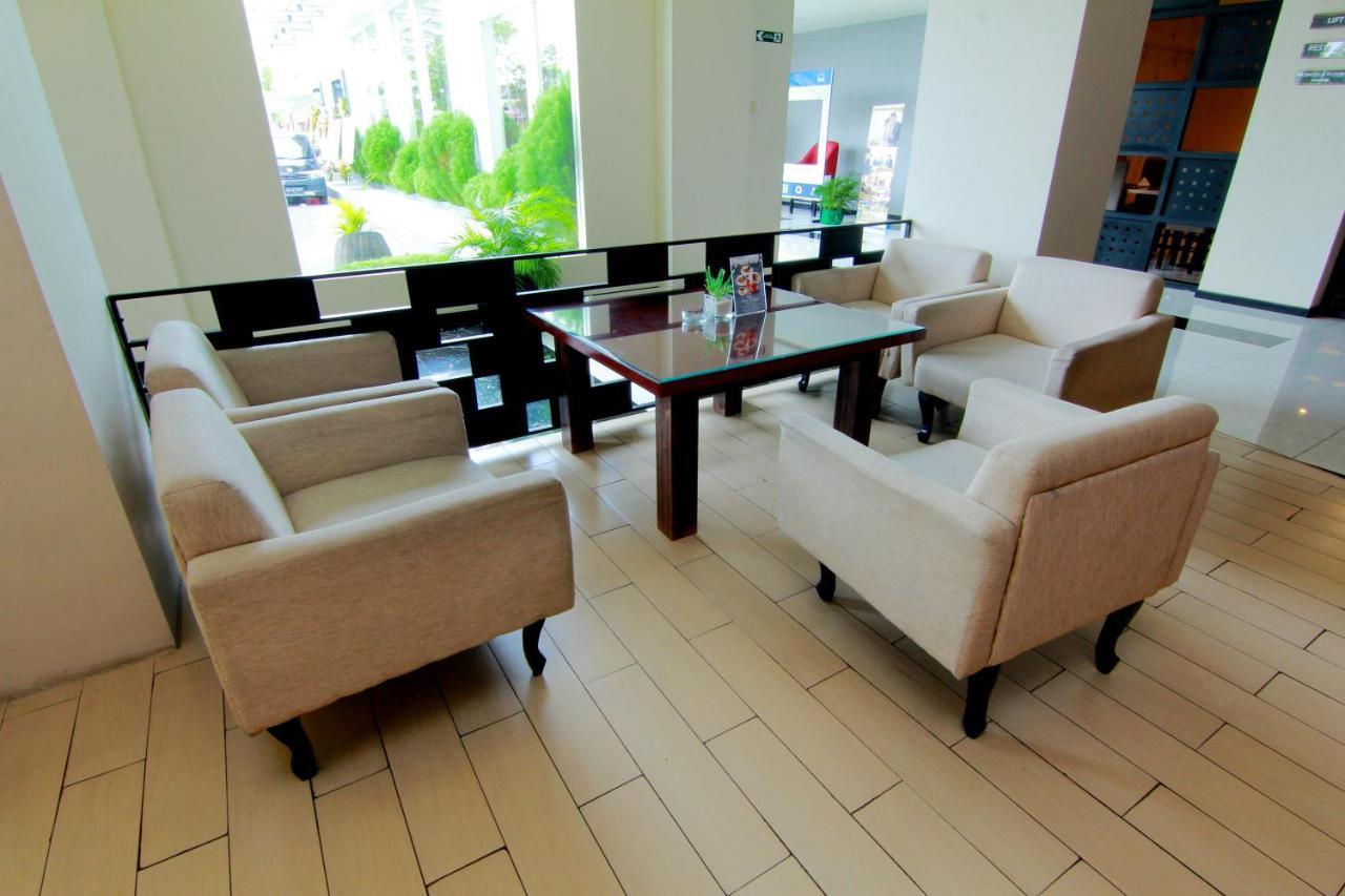 The Sun Hotel Madiun Extérieur photo