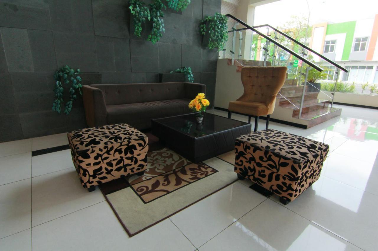 The Sun Hotel Madiun Extérieur photo