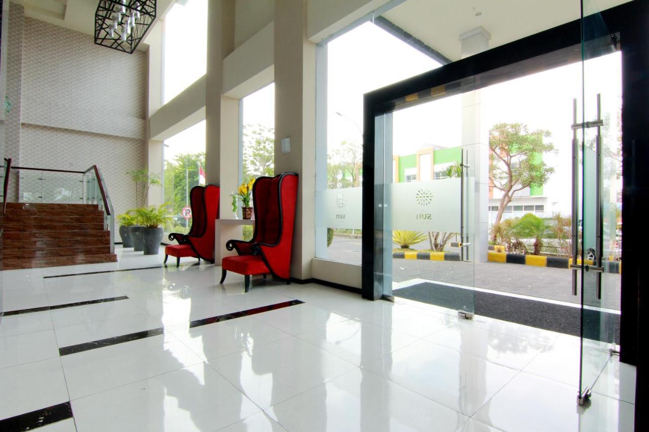 The Sun Hotel Madiun Extérieur photo