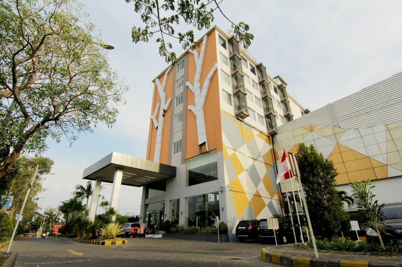 The Sun Hotel Madiun Extérieur photo