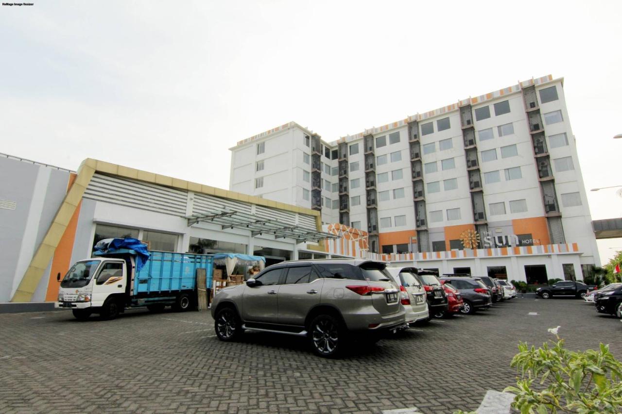 The Sun Hotel Madiun Extérieur photo