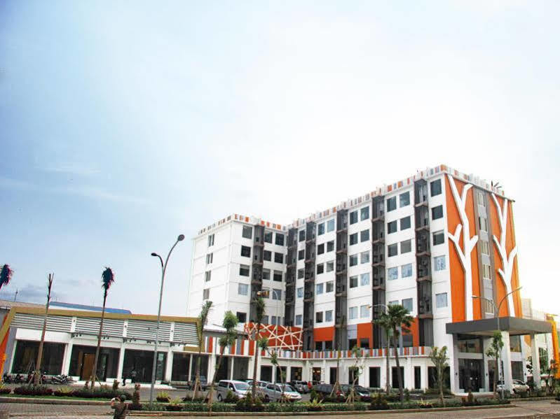 The Sun Hotel Madiun Extérieur photo